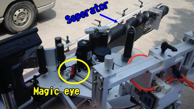 Selvklebende neglelakk Etikettapplikasjonsmaskin for 220V 1,5HP 50 / 60HZ runde flasker