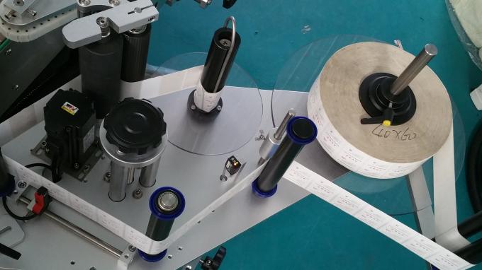 Ovale poser og flasker etikettklistremerke, selvklebende etikettutskriftsmaskin med lang transportør