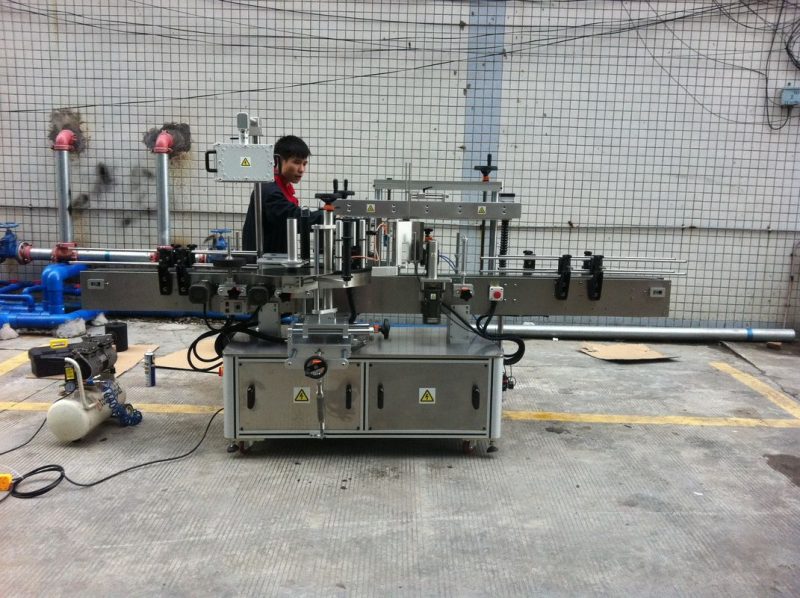 Kina Helautomatisk selvklebende rund flaskemerkemaskin for kjæledyrflasker foran og bak leverandør