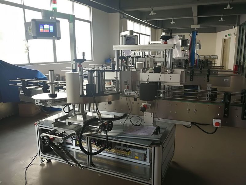 Kina Flat Bottle Labelling Machine, Automatic Label Applicator Machine PLC og Touch Screen leverandør